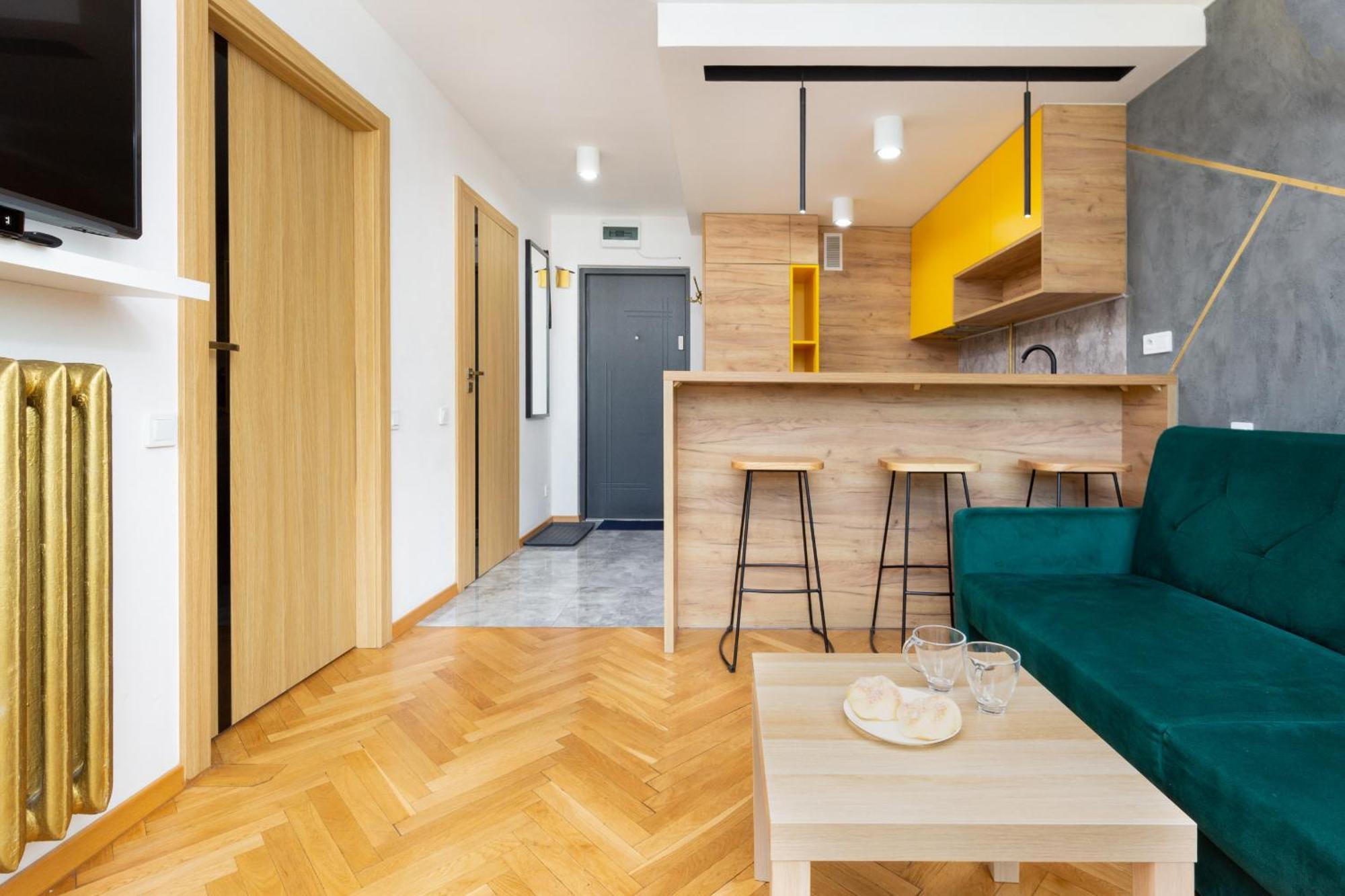 By Renters * Warsaw
